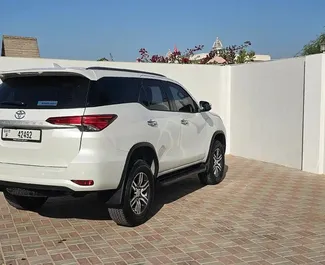 Frontansicht eines Mietwagens Toyota Fortuner in Dubai, VAE ✓ Auto Nr.11627. ✓ Automatisch TM ✓ 0 Bewertungen.