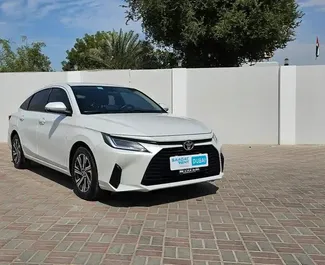 Frontansicht eines Mietwagens Toyota Yaris Ativ in Dubai, VAE ✓ Auto Nr.13691. ✓ Automatisch TM ✓ 0 Bewertungen.