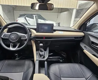 Frontansicht eines Mietwagens Toyota Yaris Ativ in Dubai, VAE ✓ Auto Nr.13947. ✓ Automatisch TM ✓ 0 Bewertungen.