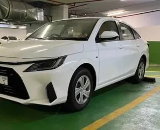 Frontansicht eines Mietwagens Toyota Yaris Ativ in Dubai, VAE ✓ Auto Nr.13946. ✓ Automatisch TM ✓ 0 Bewertungen.