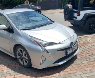 Frontansicht eines Mietwagens Toyota Prius in Batumi, Georgien ✓ Auto Nr.14102. ✓ Automatisch TM ✓ 0 Bewertungen.