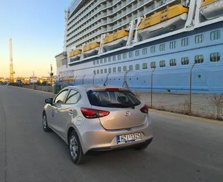 Frontansicht eines Mietwagens Mazda 2 in Chania, Griechenland ✓ Auto Nr.9531. ✓ Schaltgetriebe TM ✓ 0 Bewertungen.