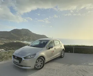 Vermietung Mazda 2. Wirtschaft Fahrzeug zur Miete in Griechenland ✓ Kaution Einzahlung von 200 EUR ✓ Versicherungsoptionen KFZ-HV, TKV, VKV Komplett, Insassen, Diebstahlschutz, Junge.