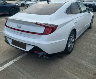 Vermietung Hyundai Sonata. Komfort, Premium Fahrzeug zur Miete in Georgien ✓ Kaution Einzahlung von 300 GEL ✓ Versicherungsoptionen KFZ-HV, VKV Plus, VKV Komplett, Insassen, Diebstahlschutz, Junge.