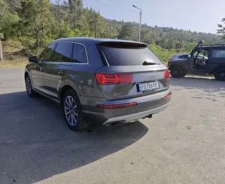 Innenraum von Audi Q7 zur Miete in Georgien. Ein großartiges 7-Sitzer Fahrzeug mit Automatisch Getriebe.