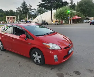Frontansicht eines Mietwagens Toyota Prius in Kutaisi, Georgien ✓ Auto Nr.14395. ✓ Automatisch TM ✓ 0 Bewertungen.