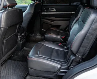 Innenraum von Ford Explorer zur Miete in Georgien. Ein großartiges 6-Sitzer Fahrzeug mit Automatisch Getriebe.