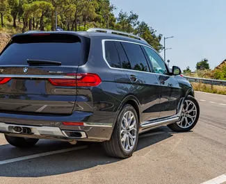 Innenraum von BMW X7 zur Miete in Georgien. Ein großartiges 7-Sitzer Fahrzeug mit Automatisch Getriebe.