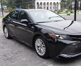 Frontansicht eines Mietwagens Toyota Camry in Kutaisi, Georgien ✓ Auto Nr.14410. ✓ Automatisch TM ✓ 0 Bewertungen.