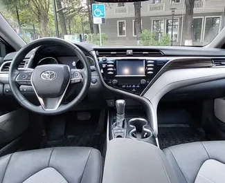 Innenraum von Toyota Camry zur Miete in Georgien. Ein großartiges 5-Sitzer Fahrzeug mit Automatisch Getriebe.
