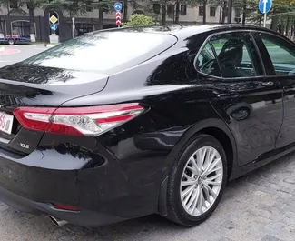 Vermietung Toyota Camry. Komfort, Premium Fahrzeug zur Miete in Georgien ✓ Kaution Einzahlung von 300 GEL ✓ Versicherungsoptionen KFZ-HV, VKV Plus, VKV Komplett, Insassen, Diebstahlschutz, Junge.