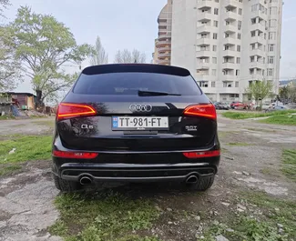 Innenraum von Audi Q5 zur Miete in Georgien. Ein großartiges 5-Sitzer Fahrzeug mit Automatisch Getriebe.