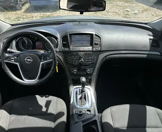 Diesel 2,0L Motor von Opel Insignia Sports Tourer 2011 zur Miete am Flughafen von Tirana.