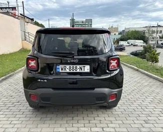 Innenraum von Jeep Renegade zur Miete in Georgien. Ein großartiges 5-Sitzer Fahrzeug mit Automatisch Getriebe.
