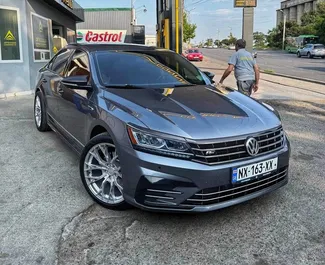 Frontansicht eines Mietwagens Volkswagen Passat in Tiflis, Georgien ✓ Auto Nr.14138. ✓ Automatisch TM ✓ 0 Bewertungen.