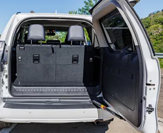 Innenraum von Lexus GX460 zur Miete in Georgien. Ein großartiges 7-Sitzer Fahrzeug mit Automatisch Getriebe.