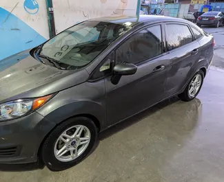 Frontansicht eines Mietwagens Ford Fiesta in Tiflis, Georgien ✓ Auto Nr.14120. ✓ Automatisch TM ✓ 0 Bewertungen.