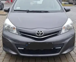 Frontansicht eines Mietwagens Toyota Yaris in Tirana, Albanien ✓ Auto Nr.14302. ✓ Schaltgetriebe TM ✓ 0 Bewertungen.