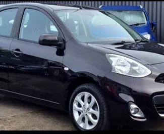 Frontansicht eines Mietwagens Nissan Micra in Tirana, Albanien ✓ Auto Nr.14305. ✓ Schaltgetriebe TM ✓ 0 Bewertungen.