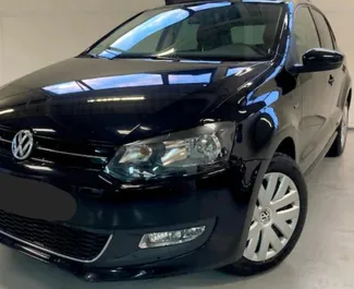 Frontansicht eines Mietwagens Volkswagen Polo in Tirana, Albanien ✓ Auto Nr.14303. ✓ Schaltgetriebe TM ✓ 0 Bewertungen.