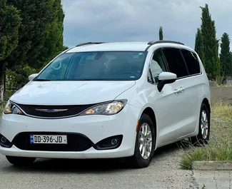 Frontansicht eines Mietwagens Chrysler Voyager in Tiflis, Georgien ✓ Auto Nr.14123. ✓ Automatisch TM ✓ 0 Bewertungen.