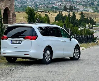 Mietwagen Chrysler Voyager 2021 in Georgien, mit Benzin-Kraftstoff und 287 PS ➤ Ab 205 GEL pro Tag.