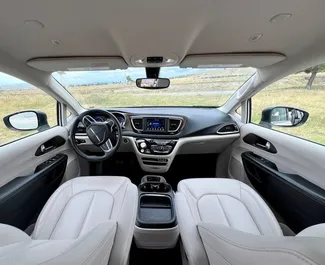 Benzin 3,6L Motor von Chrysler Voyager 2021 zur Miete in Tiflis.