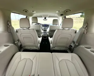 Innenraum von Chrysler Voyager zur Miete in Georgien. Ein großartiges 7-Sitzer Fahrzeug mit Automatisch Getriebe.