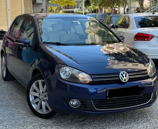 Frontansicht eines Mietwagens Volkswagen Golf 6 in Durres, Albanien ✓ Auto Nr.14301. ✓ Schaltgetriebe TM ✓ 0 Bewertungen.
