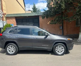 Frontansicht eines Mietwagens Jeep Cherokee in Tiflis, Georgien ✓ Auto Nr.14414. ✓ Automatisch TM ✓ 0 Bewertungen.