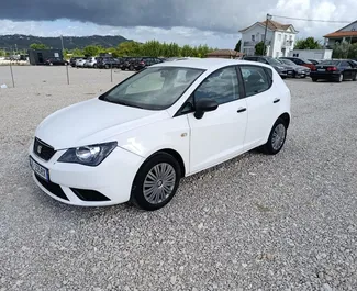 Frontansicht eines Mietwagens SEAT Ibiza in Tirana, Albanien ✓ Auto Nr.11307. ✓ Schaltgetriebe TM ✓ 0 Bewertungen.
