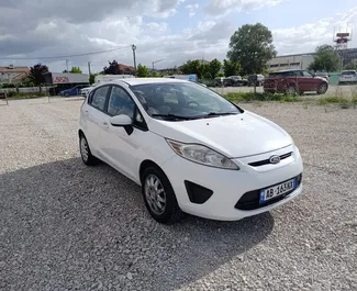 Frontansicht eines Mietwagens Ford Fiesta in Tirana, Albanien ✓ Auto Nr.10600. ✓ Automatisch TM ✓ 1 Bewertungen.