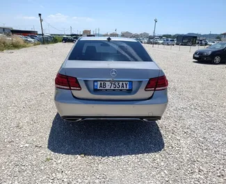 Vermietung Mercedes-Benz E220. Premium Fahrzeug zur Miete in Albanien ✓ Kaution Einzahlung von 200 EUR ✓ Versicherungsoptionen KFZ-HV, TKV, VKV Komplett, Ausland.