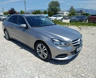 Frontansicht eines Mietwagens Mercedes-Benz E220 in Tirana, Albanien ✓ Auto Nr.13170. ✓ Automatisch TM ✓ 0 Bewertungen.