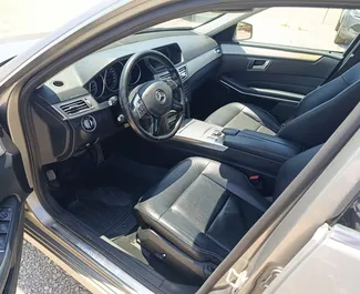 Mercedes-Benz E220 2016 zur Miete verfügbar in Tirana, mit Kilometerbegrenzung unbegrenzte.