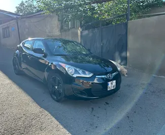 Innenraum von Hyundai Veloster zur Miete in Georgien. Ein großartiges 4-Sitzer Fahrzeug mit Automatisch Getriebe.
