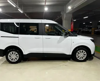 Frontansicht eines Mietwagens Ford Tourneo Courier am Flughafen Antalya, Türkei ✓ Auto Nr.14141. ✓ Automatisch TM ✓ 0 Bewertungen.