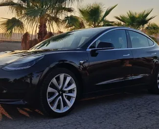 Frontansicht eines Mietwagens Tesla Model 3 in Alicante, Spanien ✓ Auto Nr.14164. ✓ Automatisch TM ✓ 0 Bewertungen.