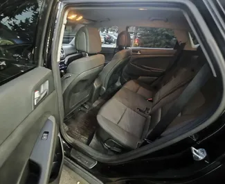Innenraum von Hyundai Tucson zur Miete in Georgien. Ein großartiges 5-Sitzer Fahrzeug mit Automatisch Getriebe.