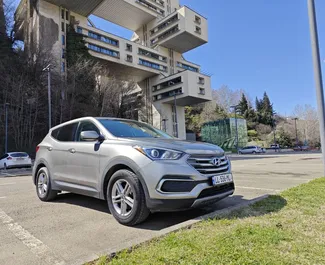 Frontansicht eines Mietwagens Hyundai Santa Fe in Tiflis, Georgien ✓ Auto Nr.14135. ✓ Automatisch TM ✓ 0 Bewertungen.