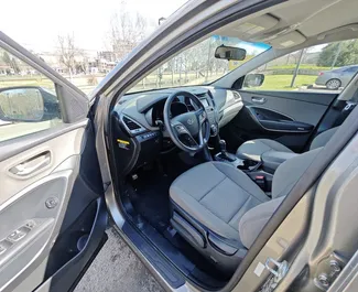 Benzin 2,4L Motor von Hyundai Santa Fe 2017 zur Miete in Tiflis.