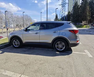 Innenraum von Hyundai Santa Fe zur Miete in Georgien. Ein großartiges 5-Sitzer Fahrzeug mit Automatisch Getriebe.