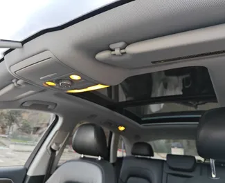 Innenraum von Audi Q5 zur Miete in Georgien. Ein großartiges 5-Sitzer Fahrzeug mit Automatisch Getriebe.