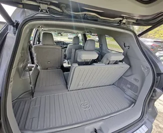 Toyota Highlander 2017 zur Miete verfügbar in Tiflis, mit Kilometerbegrenzung unbegrenzte.