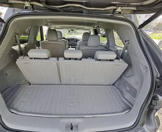 Innenraum von Toyota Highlander zur Miete in Georgien. Ein großartiges 7-Sitzer Fahrzeug mit Automatisch Getriebe.