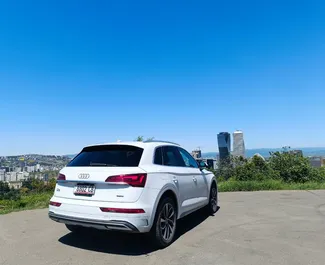 Innenraum von Audi Q5 zur Miete in Georgien. Ein großartiges 5-Sitzer Fahrzeug mit Automatisch Getriebe.