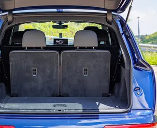 Innenraum von Audi Q7 zur Miete in Georgien. Ein großartiges 7-Sitzer Fahrzeug mit Automatisch Getriebe.