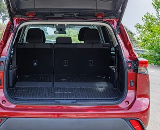 Innenraum von Toyota Highlander zur Miete in Georgien. Ein großartiges 7-Sitzer Fahrzeug mit Automatisch Getriebe.