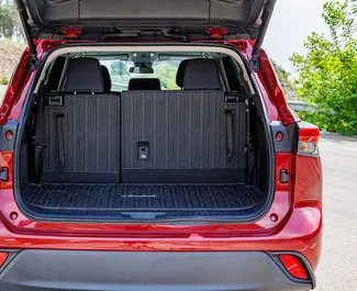 Toyota Highlander 2020 mit Antriebssystem Allradantrieb, verfügbar in Tiflis.