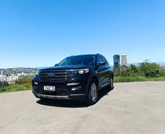 Innenraum von Ford Explorer zur Miete in Georgien. Ein großartiges 6-Sitzer Fahrzeug mit Automatisch Getriebe.